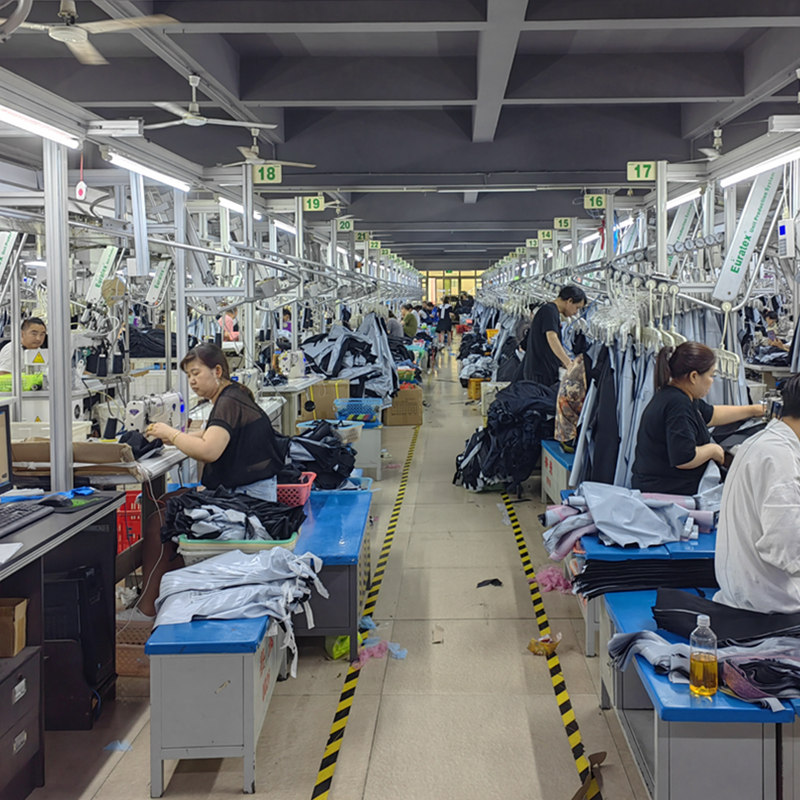 Una de nuestras fábricas que produce ropa para exteriores está en temporada alta